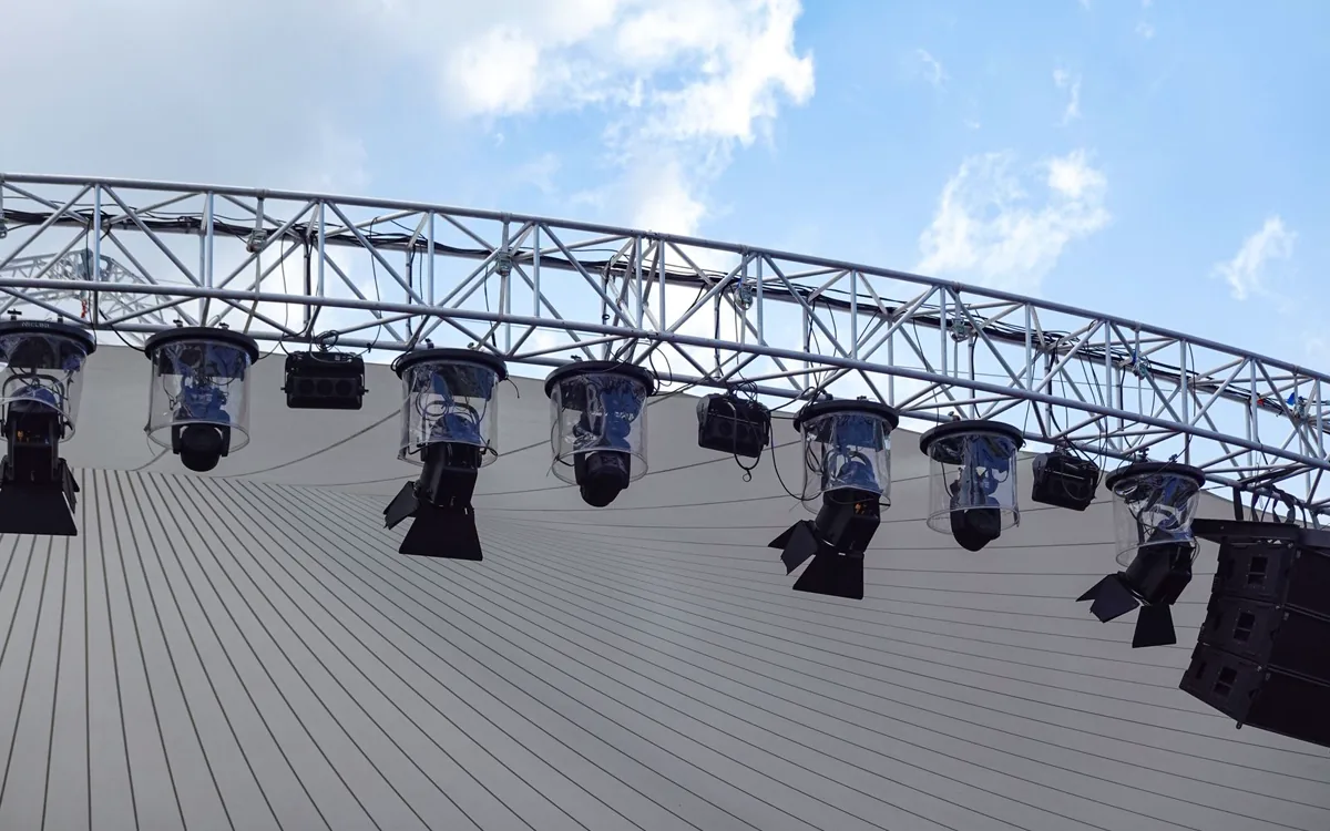 Lichttraverse mit Bühnenscheinwerfern unter freiem Himmel