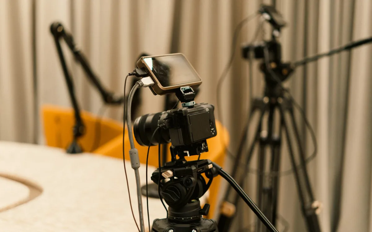 Kamera auf Stativ und Mikrofone für eine Livestream-Übertragung