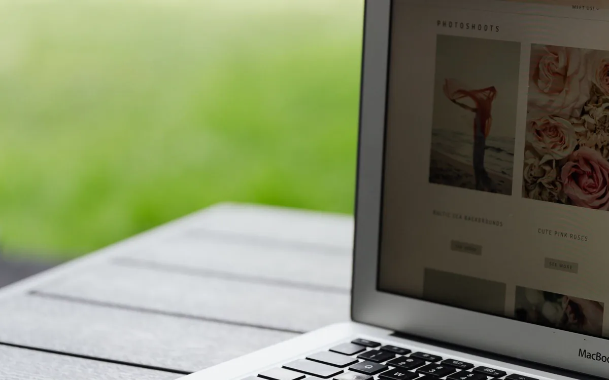 Laptop im Freien, auf dem eine Webseite mit Fotos geöffnet ist